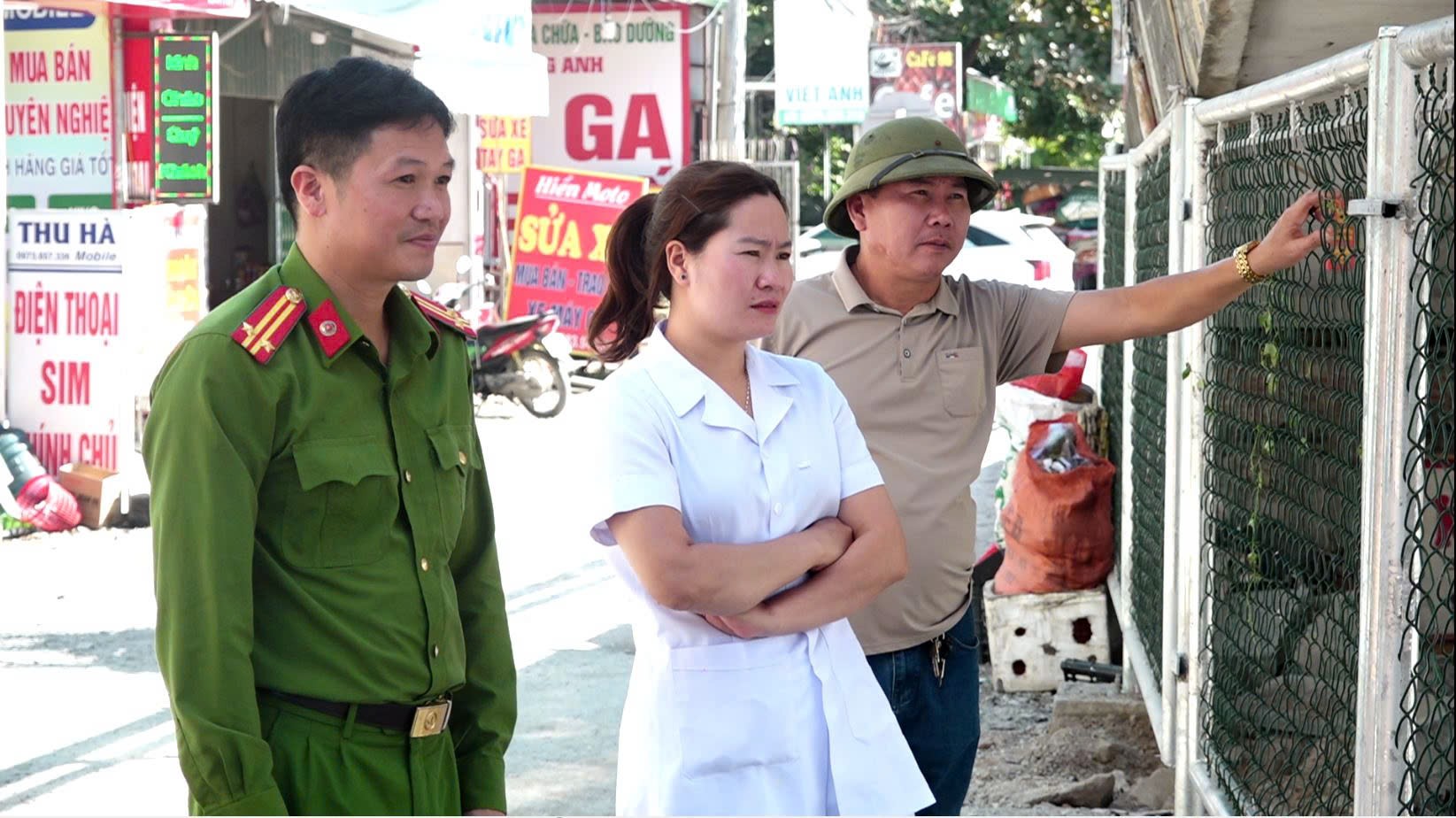 Công an xã Mao Điền phối hợp đảm bảo ANTT, hỗ trợ thi công hạng mục rào tôn trên tuyến QL5